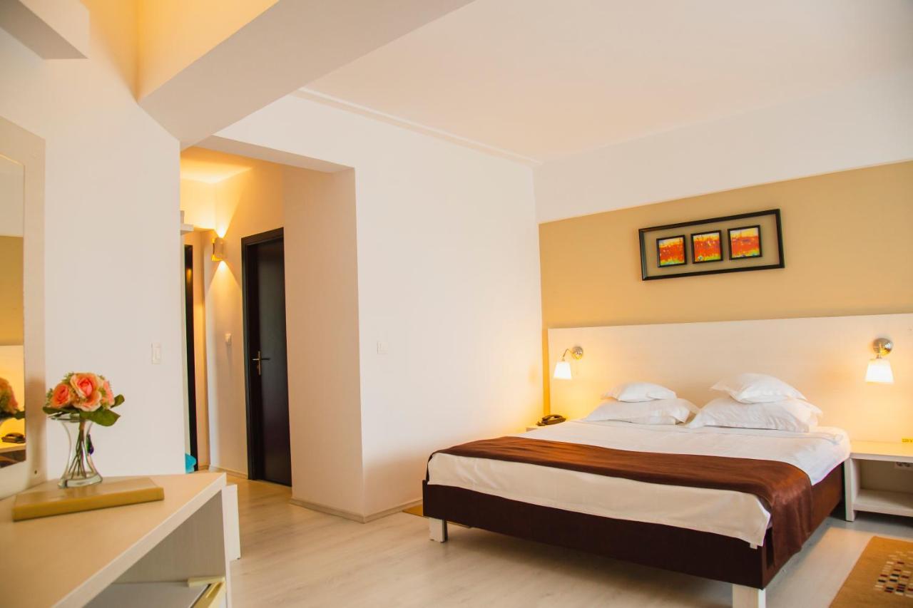 مامايا Hotel Ambasador المظهر الخارجي الصورة